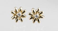 Daisy small studs 18ct gold with diamonds.