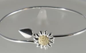 s-g leaf daisy bangle